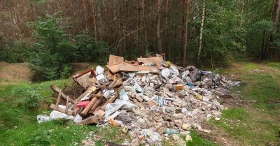 56-latka odpowie przed sądem za wysypisko w lesie
